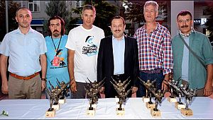 YAMAÇ PARAŞÜTÜNDE ÖDÜLLER VERİLDİ