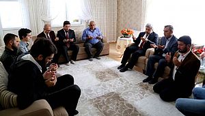 ŞEHİT AİLELERİNİ REKTÖR ŞAHİN VE ÖĞRENCİLERDEN ZİYARET