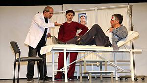 ACİL SERVİS ADLI OYUNDA SEYİRCİ REKORU KIRILDI