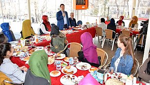 BAŞKAN YAZGI, ANADOLU MEKTEBİ OKUMA GRUBU ÖĞRENCİLERİYLE BULUŞTU