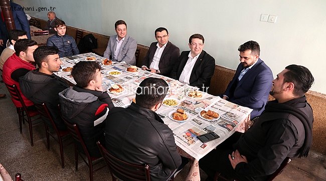 BAŞKAN YAZGI KAPALI ÇARŞIDAKİ GENÇ ESNAFLARLA BULUŞTU