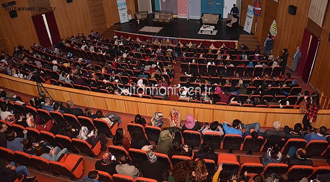 “ÇEVRİMDIŞI AİLE” TİYATRO OYUNU AKSARAY’DA SAHNE ALDI
