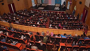 “ÇEVRİMDIŞI AİLE” TİYATRO OYUNU AKSARAY’DA SAHNE ALDI