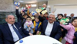 MİNİK YÜREKLER YAŞLILARI ZİYARET EDEREK, ÇİÇEK VERİP ELLERİNİ ÖPTÜLER