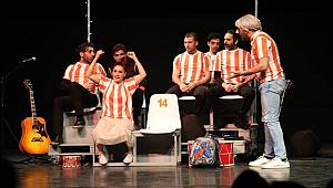 AKSARAY'DA 'İKİ BEKAR' ADLI TİYATRO GÖSTERİSİNE BÜYÜK İLGİ