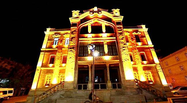 AKSARAY'IN 87 YILLIK TARİHİ VALİLİK BİNASI IŞIKLANDIRILDI