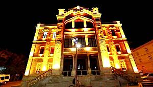 AKSARAY'IN 87 YILLIK TARİHİ VALİLİK BİNASI IŞIKLANDIRILDI