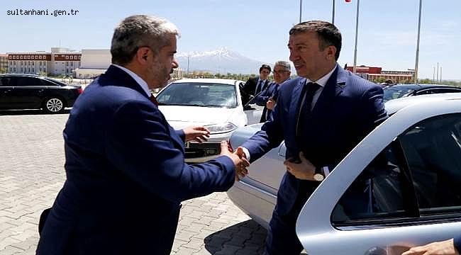 BAKAN YARDIMCISI ÇELİK, REKTÖR ŞAHİN’İ ZİYARET ETTİ