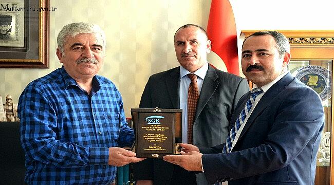 BAŞKAN CEYLAN “ BU PLAKETİ TEMSİL ETTİĞİM 32 BİN ÜYEM ADINA ALIYORUM”
