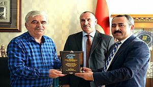 BAŞKAN CEYLAN “ BU PLAKETİ TEMSİL ETTİĞİM 32 BİN ÜYEM ADINA ALIYORUM”