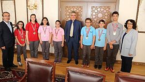 ÖZEL AK İRFAN KOLEJİ ÖĞRENCİLERİNDEN VALİ PEKMEZ’E ZİYARET