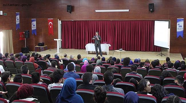 PROFESÖR YILMAZ SOSYAL BİLİMLER LİSESİNDE GEÇLERLE BULUŞTU
