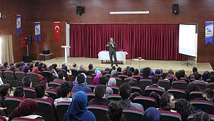 PROFESÖR YILMAZ SOSYAL BİLİMLER LİSESİNDE GEÇLERLE BULUŞTU