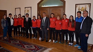 AKSARAY HASANDAĞI BAYAN FUTBOL TAKIMI VALİ AYKUT PEKMEZ’İ ZİYARET ETTİ