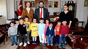 MİNİK ÖĞRENCİLERDEN BAŞKAN YAZGI’YA 23 NİSAN ZİYARETİ