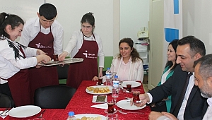 AKSARAY'DA “ENGELSİZ SERVİS” PROJESİYLE PROFESYONEL GARSONLAR YETİŞİYOR