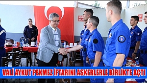 VALİ AYKUT PEKMEZ İFTARINI JANDARMA KARAKOLUNDA ASKERLERLE BİRLİKTE AÇTI