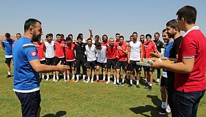 ADANALI ESNAF MURAT YARİZ VE OĞLU EFE'DEN 68 AKSARAY BELEDİYE SPOR'A TATLI ZİYARET