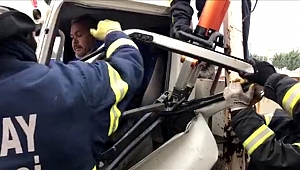 AKSARAY'DA TIR İLE KAMYONET ÇARPIŞTI, SÜRÜCÜ ARAÇTA SIKIŞTI