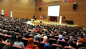 AKSARAY ÜNİVERSİTESİ ÖĞRENCİLERİNE ÜNLÜ KÂRİLERLE KURAN’I KERİM ZİYAFETİ