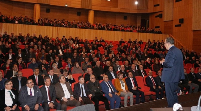 PROF. DR. SERVET ÖZDEMİR AKSARAY'DA 2023 EĞİTİM VİZYON BELGESİ KONULU KONFERANS VERDİ
