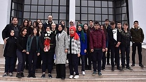 AKSARAY SOMUNCU BABA LİSESİ ÖĞRENCİLERİ HUZUR EVİNDE YAŞLILARI ZİYARET EDEREK ELLERİNİ ÖPTÜLER