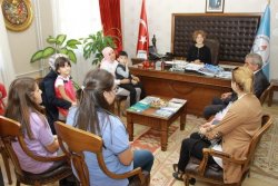 öğrencilerden İl Milli Eğitim Müdürüne İlköğretim Haftası Ziyareti