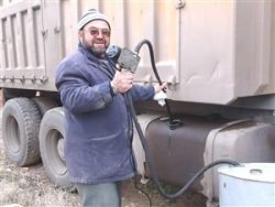Kamyoncular Hızsız Beklemeyi Bıraktı, Aküyü Ve Mazotu Yanlarına Alarak Uyuyor