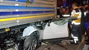 68 PLAKALI TIRA ARKADAN ÇARPAN LÜKS CİP DEKİ İŞADAMI AĞIR YARALANDI