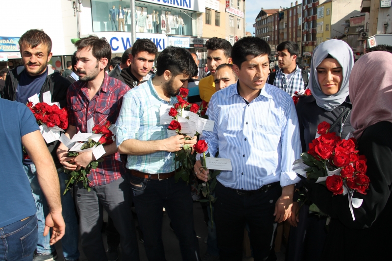 Ak Parti Gençlik Kolları 1443 Gül Dağıttı