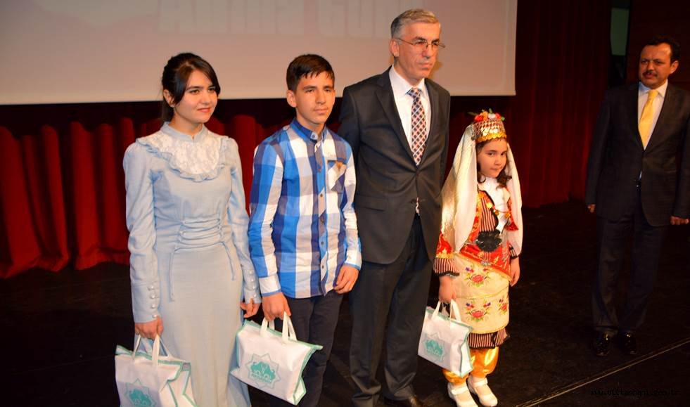 AKSARAY BELEDİYESİ, İSTİKLAL MARŞI'NIN KABULÜNÜN 94. YILINDA DERECEYE GİREN ÖĞRENCİLERİ ÖDÜLLENDİRDİ