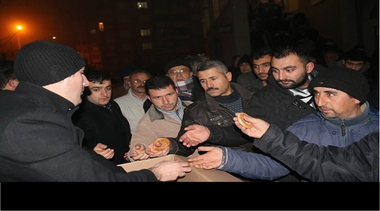 Aksaray'da Camilerde Kandil Simidi Dağıtıldı