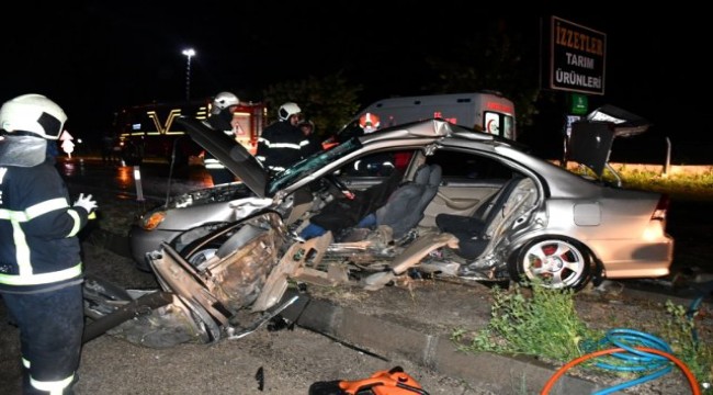Aksaray'da feci kaza. 2 otomobil çarpıştı: 1 ölü 3 ağır yaralı