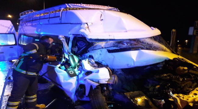 AKSARAY'DAKİ KAZADA MİNİBÜS İLE TIR ÇARPIŞTI