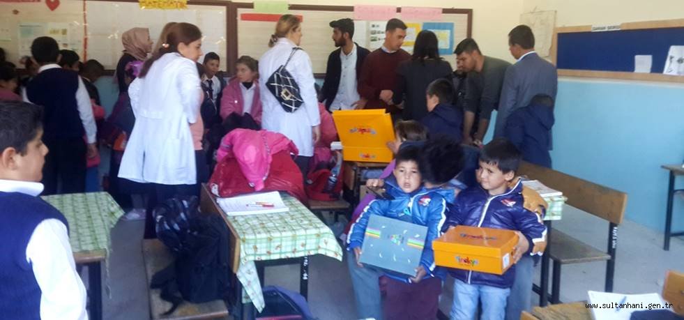 ASÜ ÖĞRENCİLERİNDEN KIRTASİYE VE KIYAFET DESTEĞİ