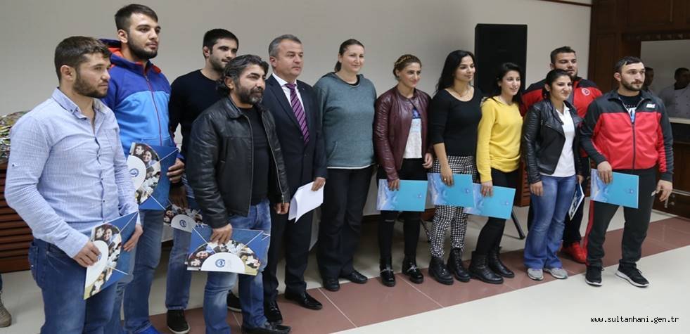 ASÜ'LÜ SPORCULAR ÖDÜLLENDİRİLDİ