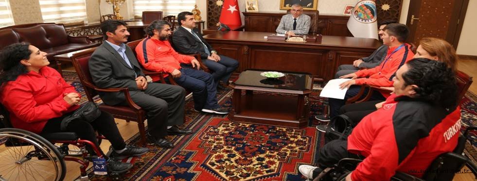 BAŞARILI SPORCULARA ÖDÜL