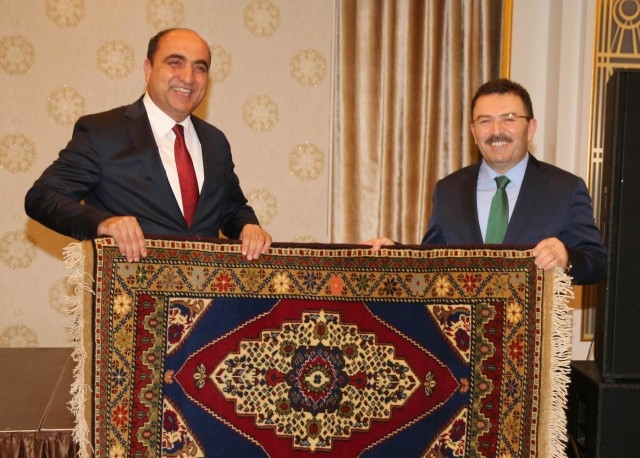 Başkan Nevzat Palta Vali Altınok’a Taşpınar Halısı Hediye Etti
