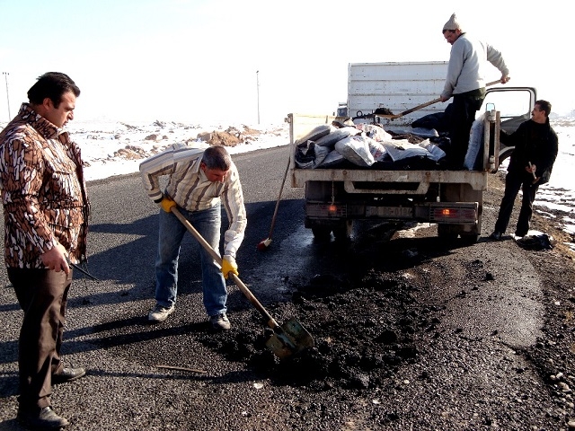 Bozulan Yollarda Bakım Ve Yenileme çalışması Yapılı Yor
