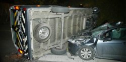 Minibüs Otomobilin üzerine Uçtu!