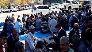 DEMİRCİ BELDESİNDE KİMSESİZ GENCİN CENAZESİNE VATANDAŞLAR VE BELEDİYE SAHİP ÇIKTI