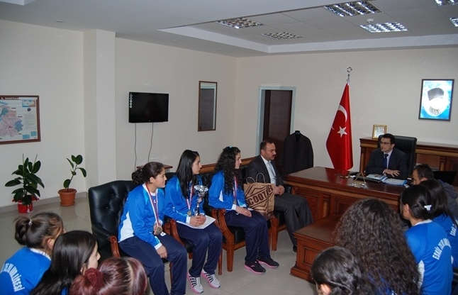 Eskil Kaymakamı İl Birincisi Okul Takımını Makamında Kabul Etti