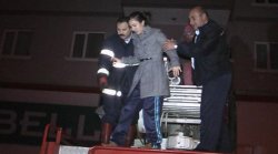 Aksaray Da Yangın Paniği ,trafo Patladı İnsanlar Mahsur Kaldı