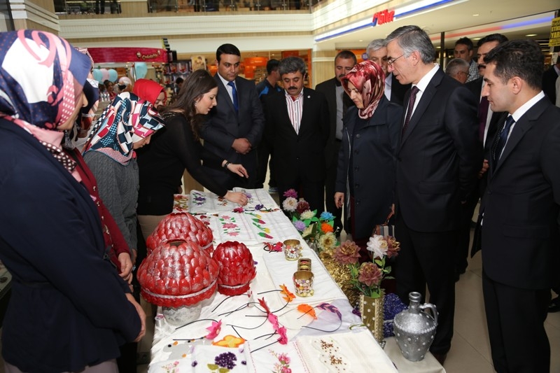Güzelyurt Halk Eğitim Merkezi El Sanatları Sergisi Açıldı.