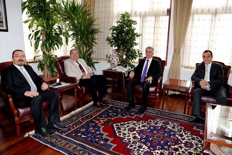 Mercedes Fabrika Müdürü Klaus Pfeifer Vali Ataklı'yı Ziyaret Etti