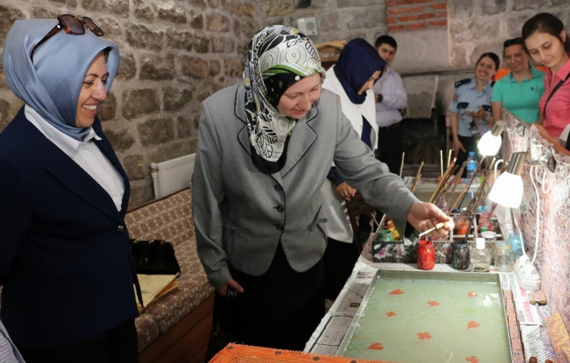 Protokol Eşleri Ebru Sanatında Yeteneklerini Gösterdiler