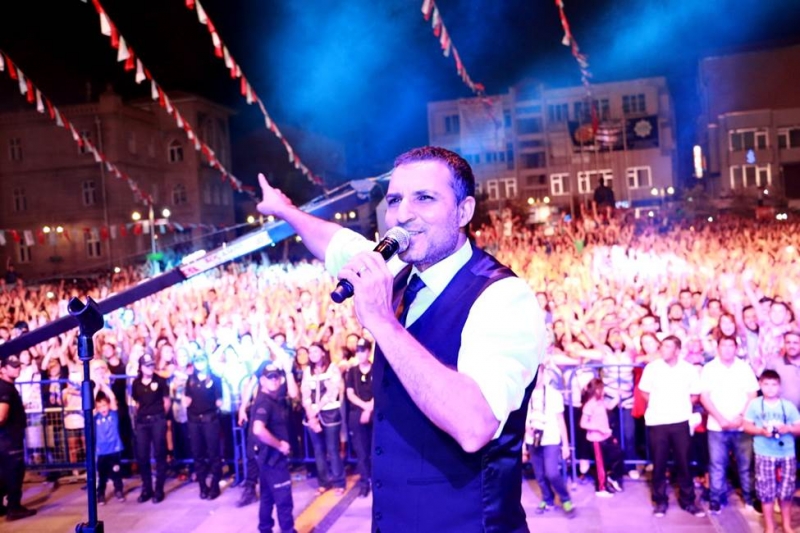 ünlü Sanatçı Rafet El Roman Aksaray’da Hayranlarıyla Buluştu