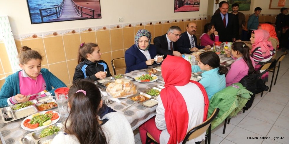 VALİ ATAKLI YATILI OKUYAN ÖĞRENCİLERLE BİR ARAYA GELDİ