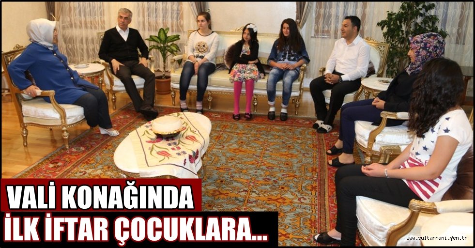 VALİ ŞEREF ATAKLI EŞİ ADİLE ATAKLI İLE ÇOCUKLARLA İFTAR YAPTI